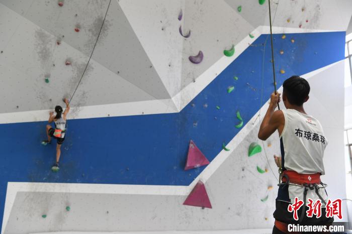 圖為西藏登山體驗健身訓(xùn)練館內(nèi)登山隊員在體驗攀巖項目。　貢嘎來松 攝