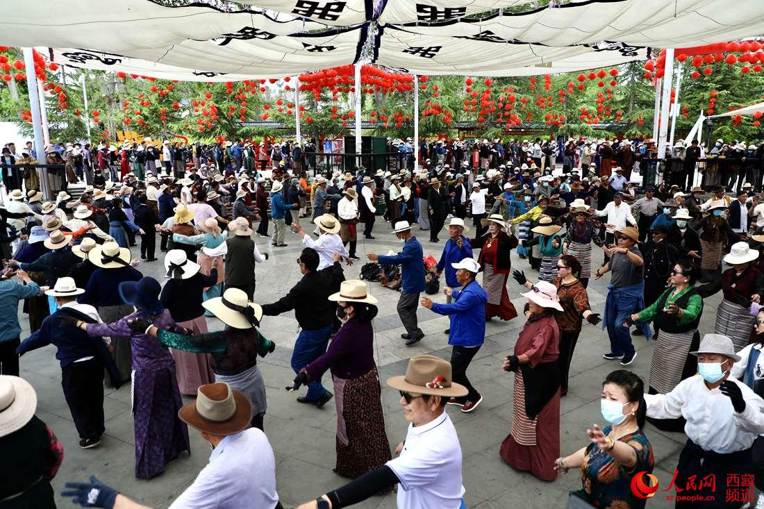 拉薩市民在宗角祿康公園跳鍋莊舞。人民網 次仁羅布攝