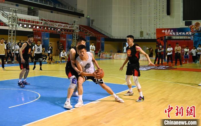 圖為西藏美康隊(白色球衣)對決雪域兄弟隊?！≮w朗 攝