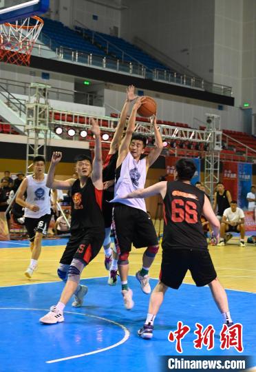 圖為西藏美康隊(白色球衣)對決雪域兄弟隊?！≮w朗 攝