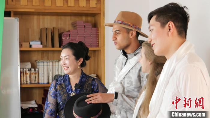 圖為留學(xué)生們正在直播帶貨?！≈x牧 攝