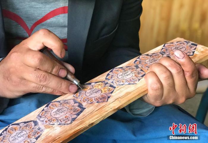 圖為7月14日，普松雕刻技藝傳承人嘎瑪曲扎正在家中進行創作。 <a target='_blank' ><p  align=