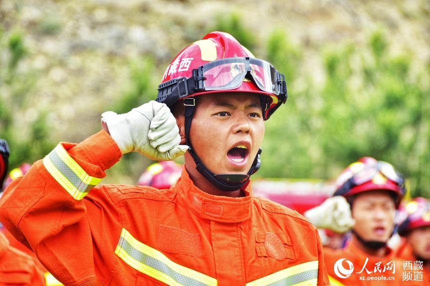 消防指戰員重溫入隊誓詞。人民網 李海霞 攝