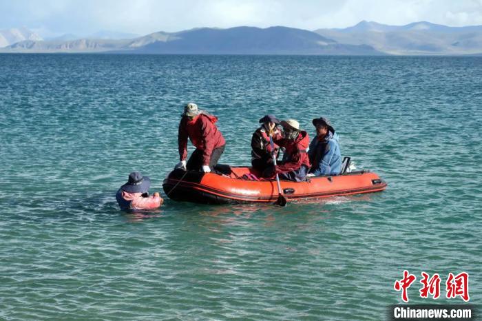 科考隊員乘充氣快艇考察扎日南木錯歸來?！?lt;a target='_blank' ><p  align=