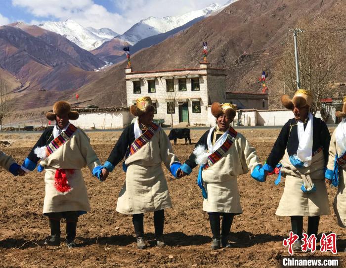 2021年3月，拉薩市德慶村村民在春耕儀式上表演傳統(tǒng)歌舞。　冉文娟 攝