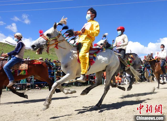 圖為打隆物交會期間舉辦的賽馬活動(dòng)。　冉文娟 攝