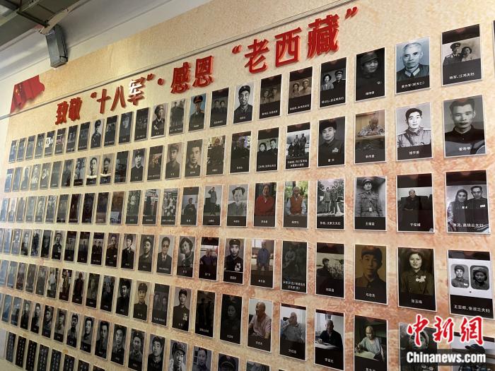 紅樓內的展示墻。彭寧鈴 攝