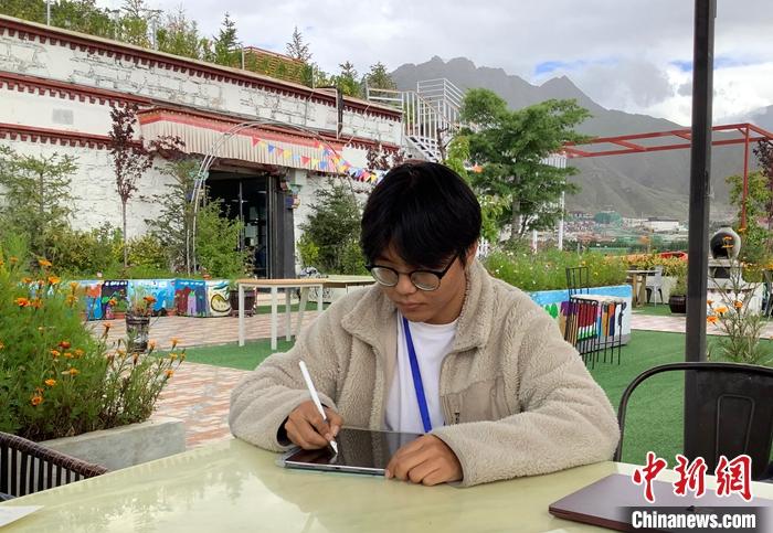 “Z世代”旦真旺加認為，拉薩是一座開放與包容的城市，記憶中的拉薩是彩色的。2021年，旦真旺加從浙江大學漢語言文學專業畢業后，他選擇回到拉薩，成為一名漢語文實習助教。圖為8月4日，旦真旺加在課間陪學生玩耍。 <a target='_blank' ><p  align=