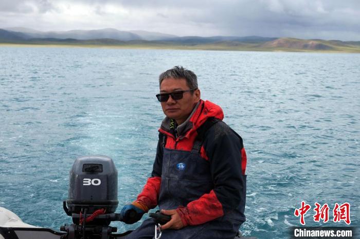 本次科考領(lǐng)隊(duì)、中科院青藏高原所侯居峙研究員駕駛充氣快艇。　<a target='_blank' ><p  align=