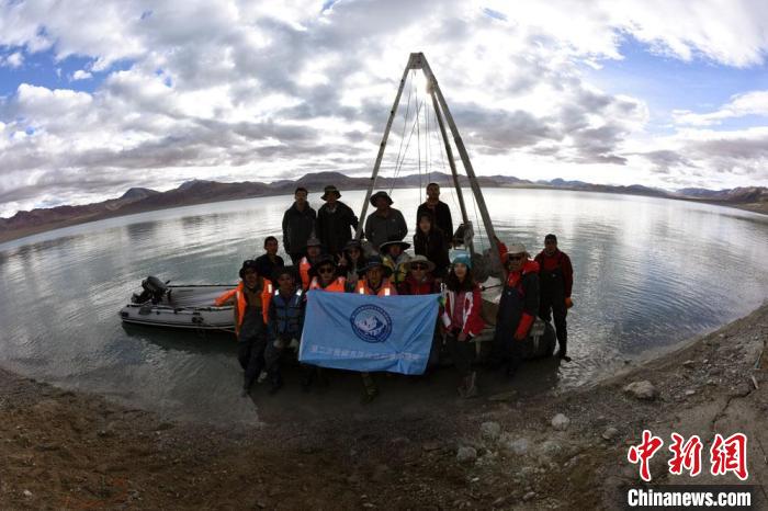 科考隊(duì)員在結(jié)則茶卡湖岸邊合影。　<a target='_blank' ></p><p  align=