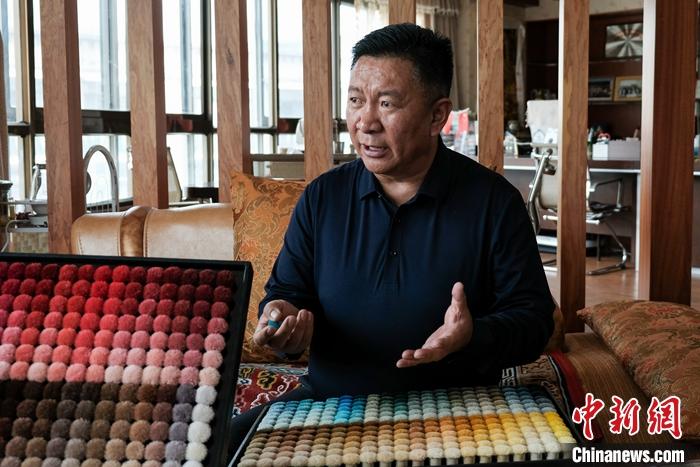 圖為8月4日，次旦展示自己的藏毯標(biāo)準(zhǔn)“色卡”。 <a target='_blank' ><p  align=