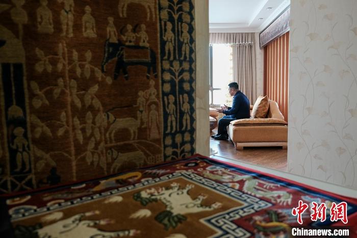 8月4日，次旦在拉薩的公司里懸掛展示的精美藏毯。 <a target='_blank' ><p  align=