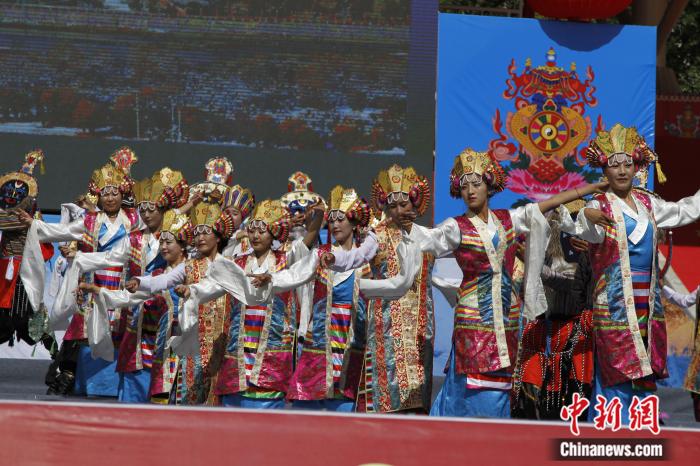 圖為日喀則市一場文藝節目的藏戲表演(資料圖)。趙朗攝