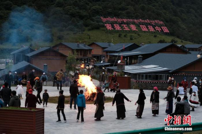 圖為8月5日，玉麥鄉(xiāng)民眾在鄉(xiāng)里跳鍋莊舞，從前的“三人鄉(xiāng)”熱鬧起來了。 <a target='_blank' ></p><p  align=