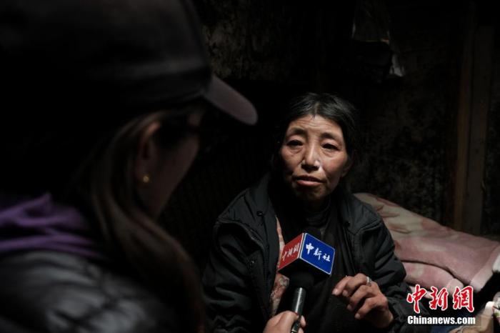 圖為8月6日，卓嘎在牧場小屋內接受<a target='_blank' ></p><p  align=