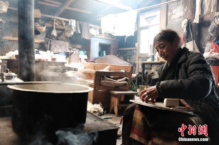 圖為8月6日，60歲的卓嘎在玉麥鄉(xiāng)牧場放牧點制作奶渣。 <a target='_blank' ></p><p  align=