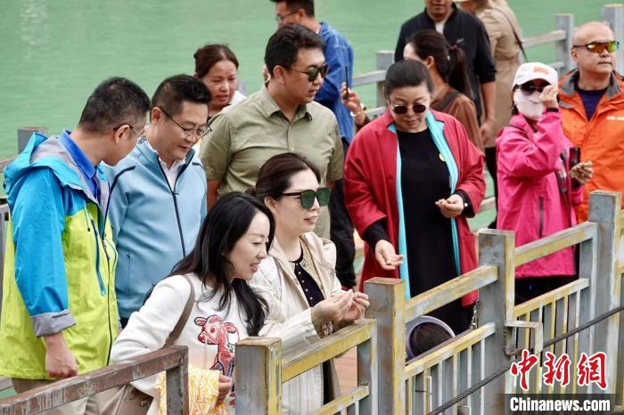 全國新的社會階層人士服務團考察林芝巴河鎮(zhèn)生態(tài)保護項目?！∧岈數┰龉﹫D