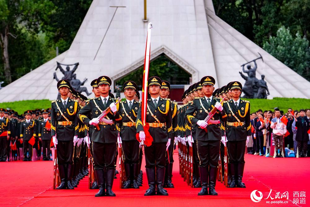 8月19日10時，慶祝西藏和平解放70周年大會在拉薩市布達拉宮廣場隆重舉行。這是大會舉行升旗儀式。徐馭堯 攝