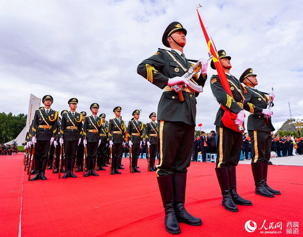 8月19日10時，慶祝西藏和平解放70周年大會在拉薩市布達拉宮廣場隆重舉行。這是大會舉行升旗儀式。徐馭堯 攝
