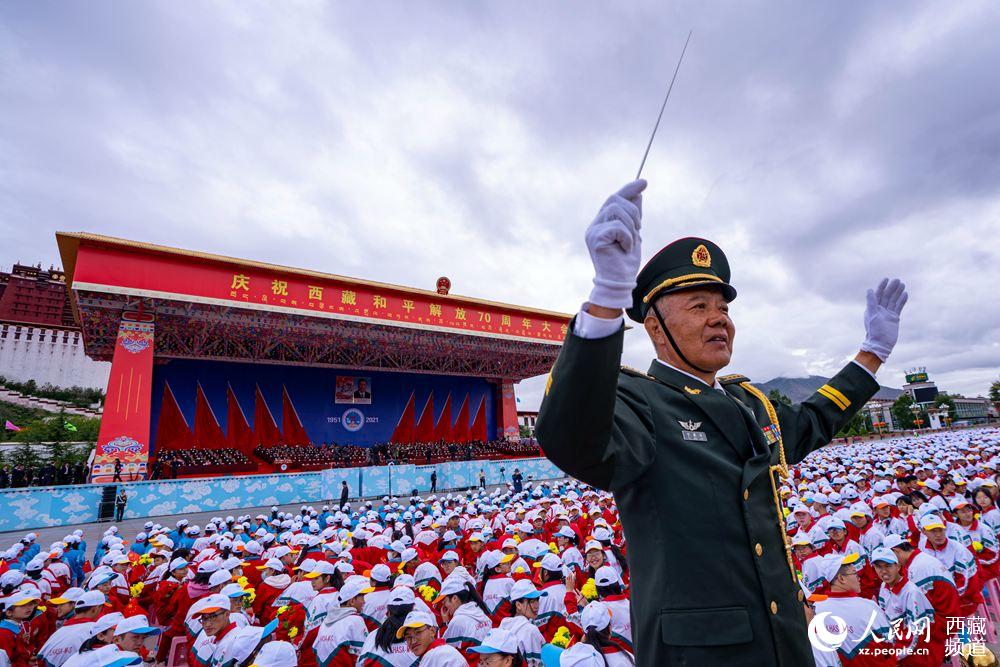 8月19日10時，慶祝西藏和平解放70周年大會在拉薩市布達拉宮廣場隆重舉行。徐馭堯 攝