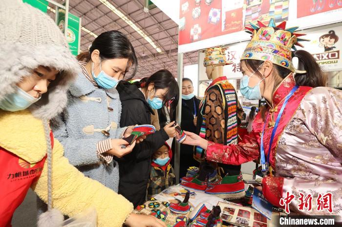 西藏瓊結(jié)赴襄陽參加漢江流域農(nóng)業(yè)博覽會，農(nóng)特產(chǎn)品受青睞(資料圖) 湖北省援藏辦供圖