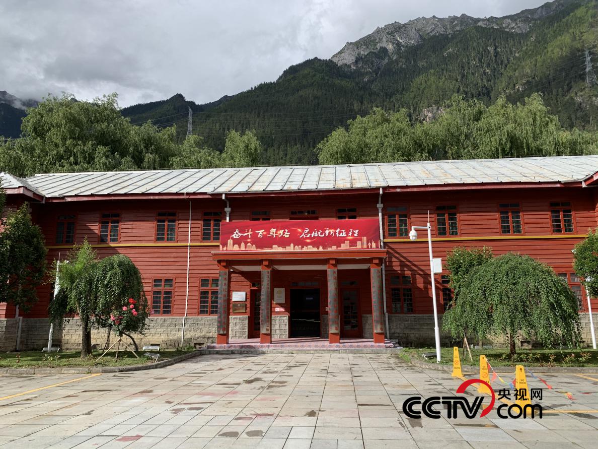 （被高山環繞的波密紅樓 央視網記者 王靜遠 攝）