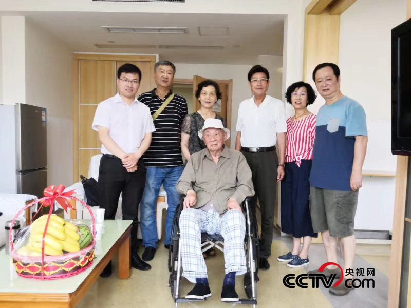 （張慶沖和老戰士代毅新及其后代 受訪者供圖）