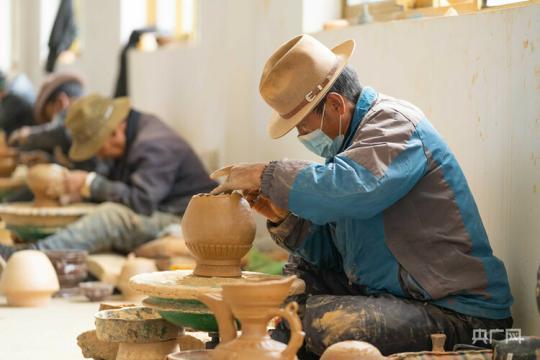 【走進鄉村看小康】西藏塔巴村：村美陶美人更美