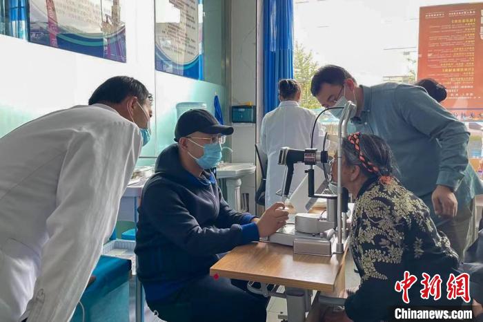 圖為9月10日，專家在日喀則藏康醫(yī)院開展義診活動(dòng)?！×貉喷?攝