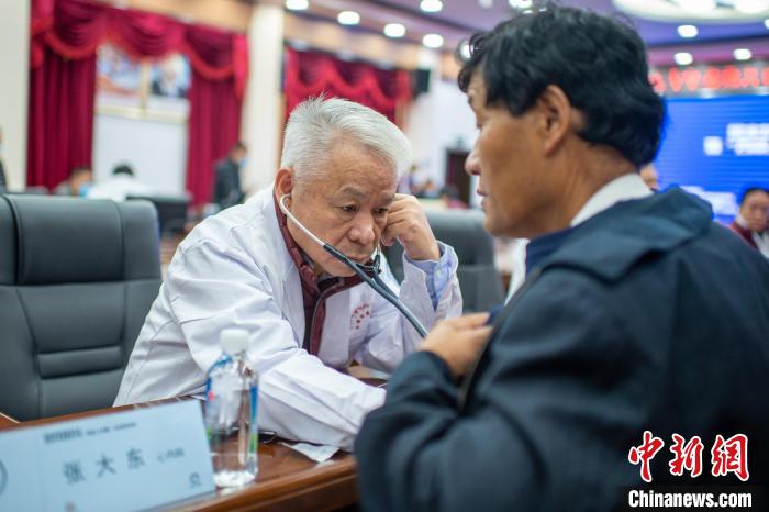 圖為專家團(tuán)隊(duì)在日喀則市開展義診活動(dòng)?！〉┰雠?攝