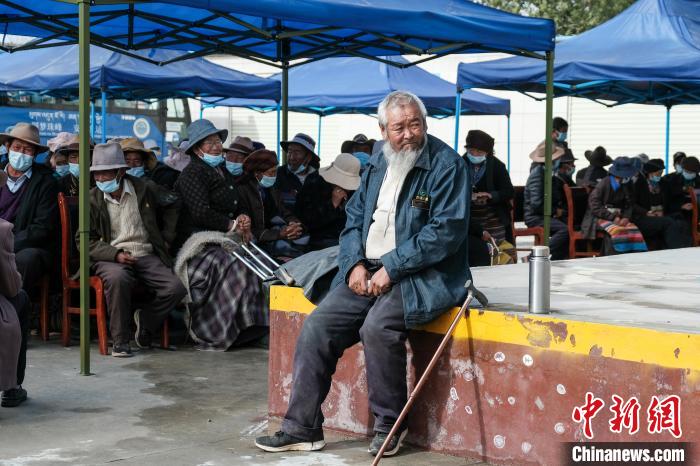 圖為日喀則桑珠孜區東嘎鄉農牧民在義診室外等待。 江飛波 攝