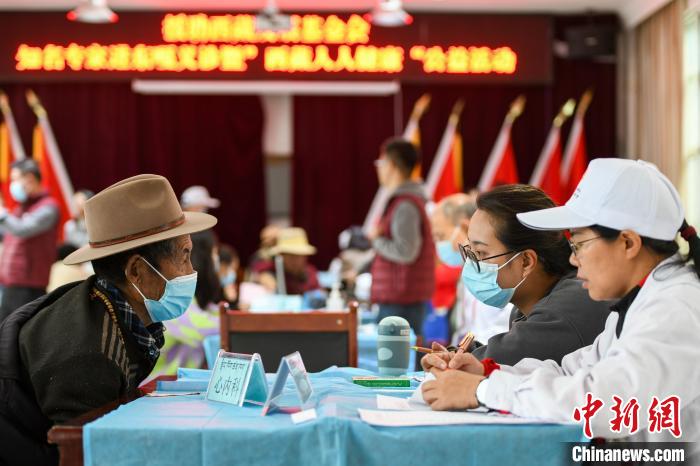 圖為9月11日,西藏日喀則桑珠孜區東嘎鄉義診現場。 江飛波 攝