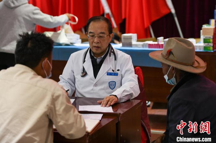 北京大學人民醫院心臟中心副主任、博士生導師王偉民為農牧民問診。 江飛波 攝