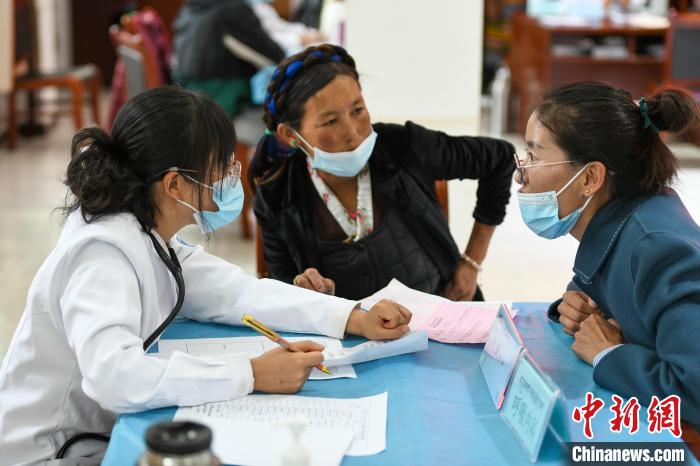 因不少農牧民不會普通話,義診活動現場,鄉政府為每位醫生配了一名翻譯。 江飛波 攝