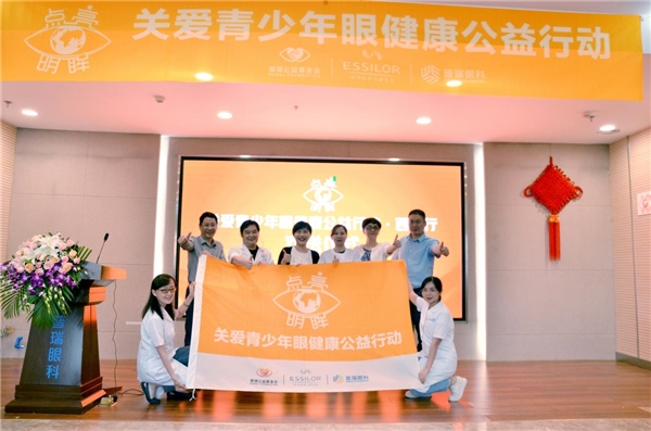 “點亮明眸”援藏斜視手術醫生楊英：穿上戰袍去戰斗