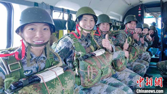 圖為女兵們在直升機上準備跳傘。　王述東 攝