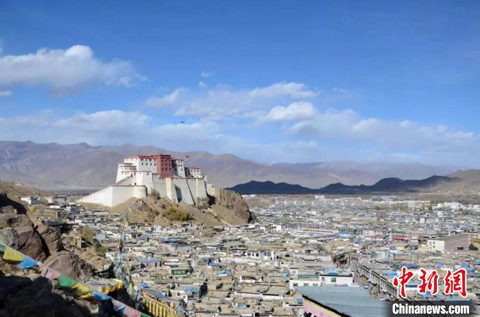 日喀則是“千山之宗，萬水之源”，有著大城市所向往的天然資源。　華東師大供圖