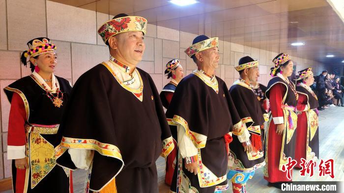 圖為西藏老年舞蹈隊在后臺準備上場。　貢桑拉姆 攝