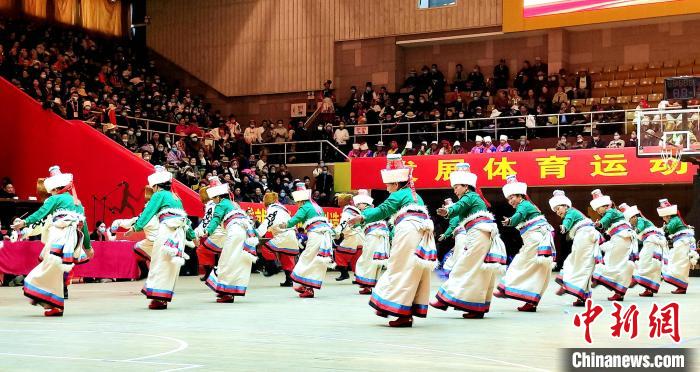 圖為西藏老年舞蹈隊齊跳傳統鍋莊舞。　貢桑拉姆 攝