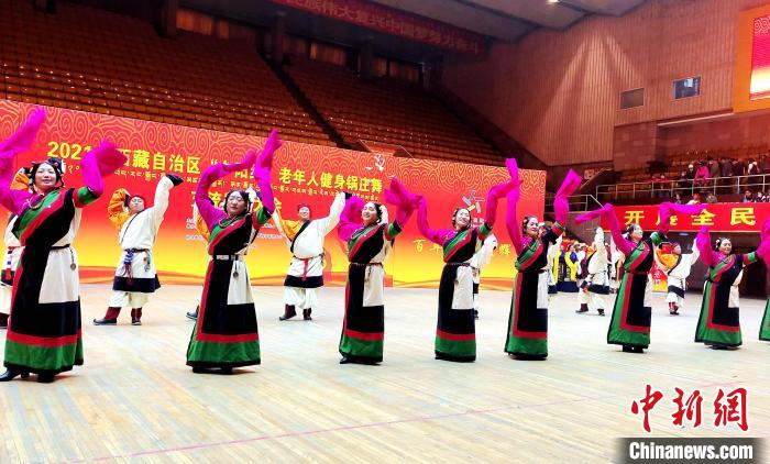 圖為西藏老年舞蹈隊齊跳傳統鍋莊舞。　貢桑拉姆 攝