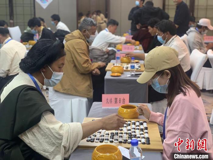 圖為參賽選手正在進行藏棋對弈。　謝牧 攝