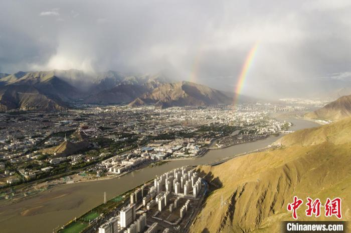 圖為海拔3600多米的高原城市拉薩迎來(lái)雨后彩虹。(資料圖) 江飛波 攝