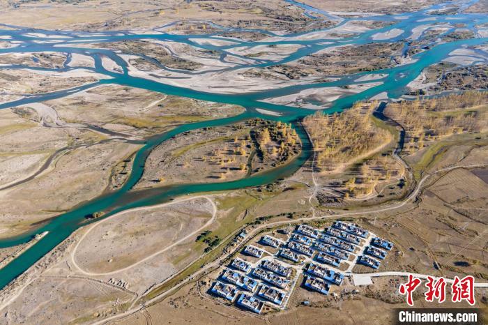 圖為10月16日，航拍高原河流拉薩河辮狀水系和河畔村莊，一派和諧景象?！〗w波 攝