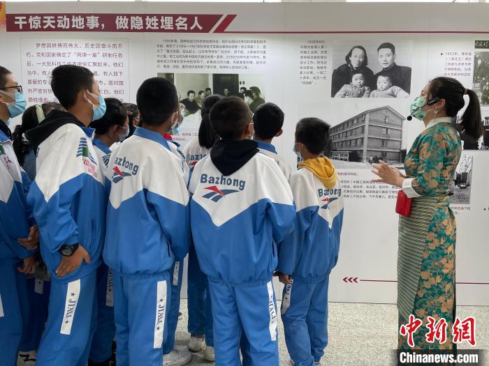 圖為學生正在聽講解員講解。　謝牧 攝