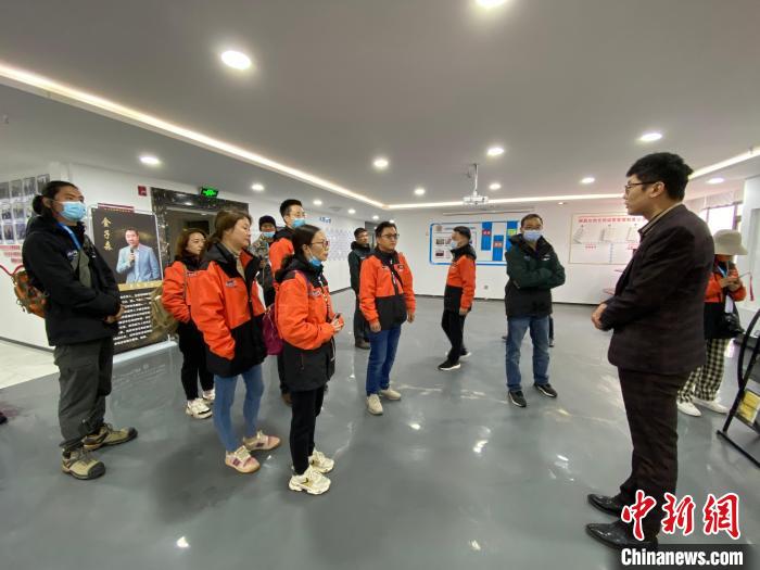 圖為2021瀾湄萬(wàn)里行中外媒體在昌都新區(qū)采訪。　李江寧 攝