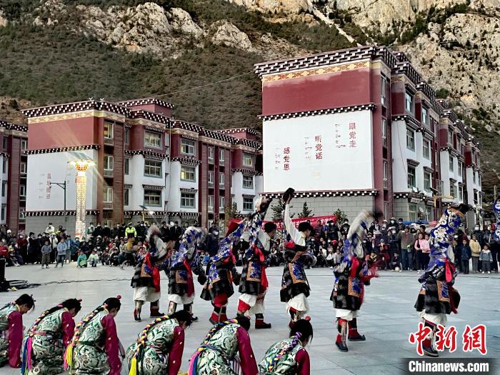 圖為文藝工作者在新村表演節(jié)目。　左貢縣委宣傳部 供圖