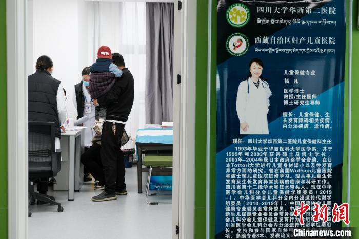 圖為四川大學華西第二醫院專家接診。 江飛波 攝