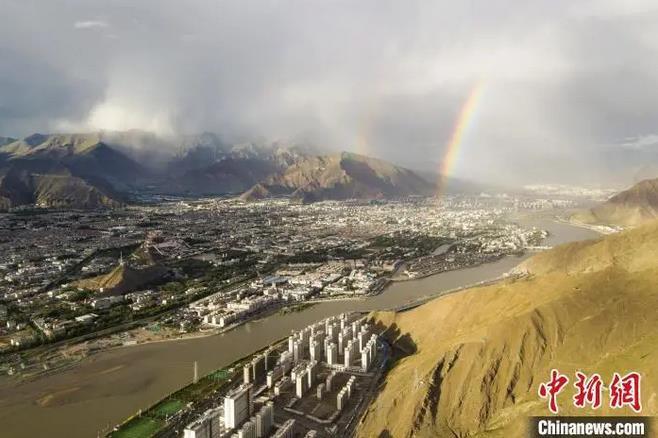 資料圖：海拔3600多米的高原城市拉薩迎來雨后彩虹。江飛波 攝