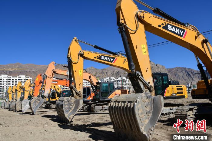 圖為人大附中拉薩學校開工奠基儀式現場。　貢嘎來松 攝