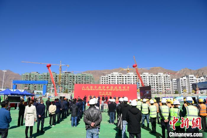 圖為人大附中拉薩學校開工奠基儀式現場。　貢嘎來松 攝